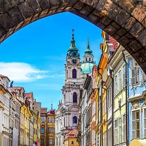 Charles Bridge & Hostel Prága